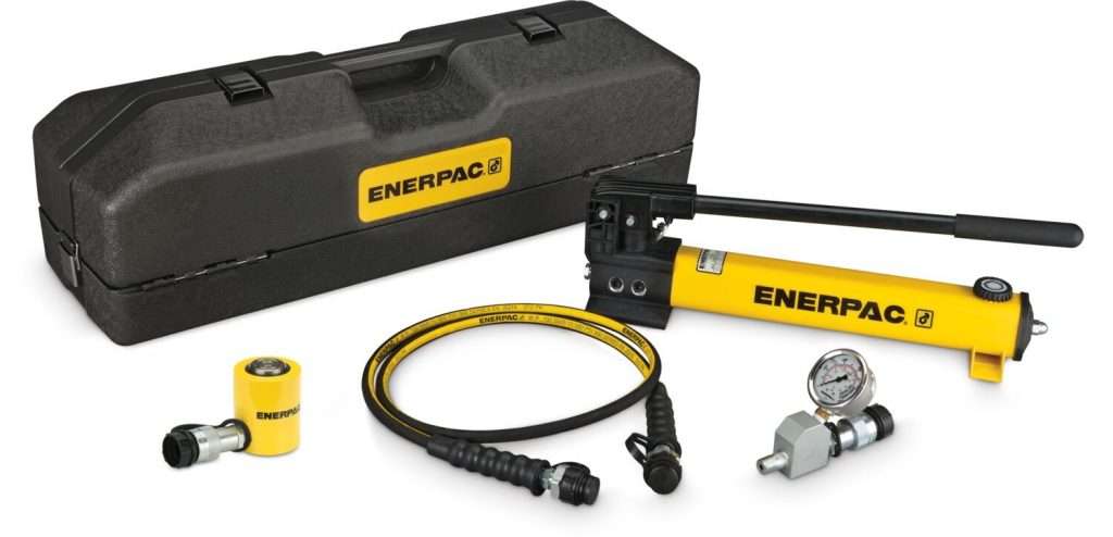 Toolbox / Werkzeugkiste von der Firma Enerpac, beinhaltet Kurzhubzylinder, Handhebelpumpe, Manometerset und Hydraulikschlauch