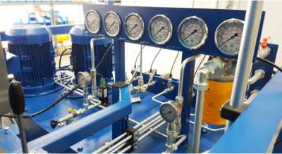 Hydraulikaggregat mit mehreren Manometern, Motor und Rohrleitungen