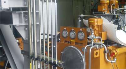 Industrielles Hydraulikaggregat mit Manometern, Rohrleitungen und Pumpeneinheiten