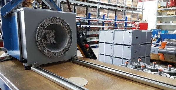 Geöffnetes Gehäuse eines Hydraulikaggregats während der Montage
