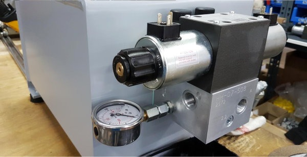 Hydraulikventilblock mit Magnetventil und Manometer an einem Aggregat