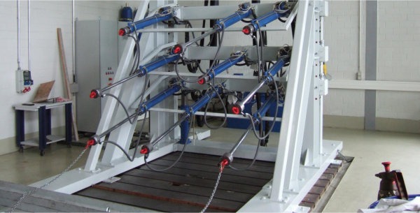 Prüfaufbau mit mehreren hydraulisch betätigten Zylindern und Leitungen