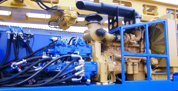 Hydraulische Antriebseinheit mit Motor, Pumpen und Schlauchleitungen