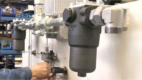 Fachgerechte Montage von Leitungen und Komponenten am Hydraulikaggregat