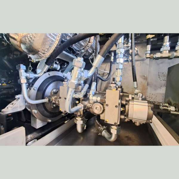 Hydraulikpumpe, Ventilblock und Rohrleitungen in einer Maschinenanlage