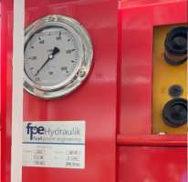 Manometer, Anschlüsse und fpe-Typenschild an einer hydraulischen Anlage